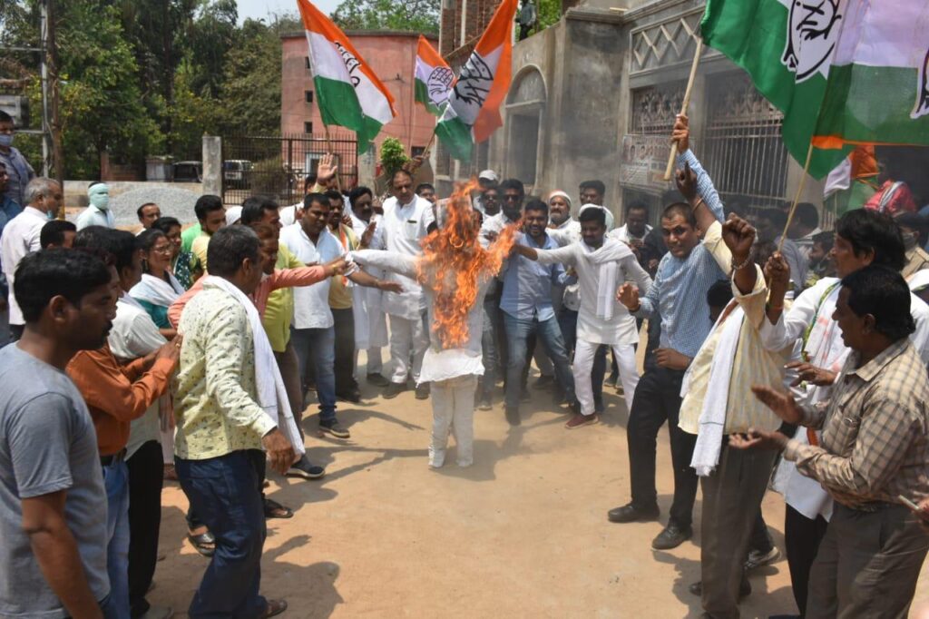 शहर ज़िला क़ाँग्रेस कमेटी द्वारा  केंद्रीय मंत्री प्रह्लाद पटेल का पुतला दहन