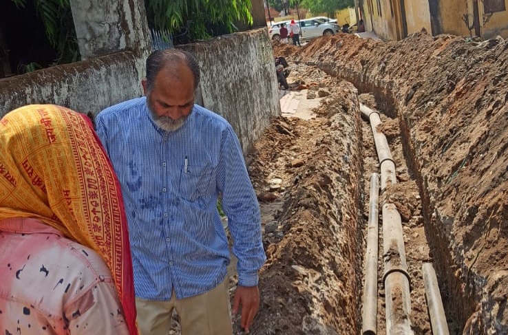 अश्विनी नगर क्षेत्र में अमृत मिशन जल योजना के अंतर्गत बिछाई जा रही पाईप लाइन में अनियमितता