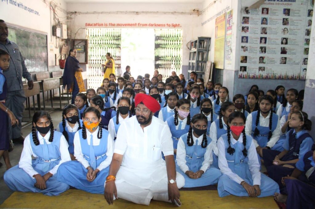 विधायक जुनेजा ने पी.जी.उमाठे कन्या शाला के नवप्रवेशी छात्रो का किया स्वागत