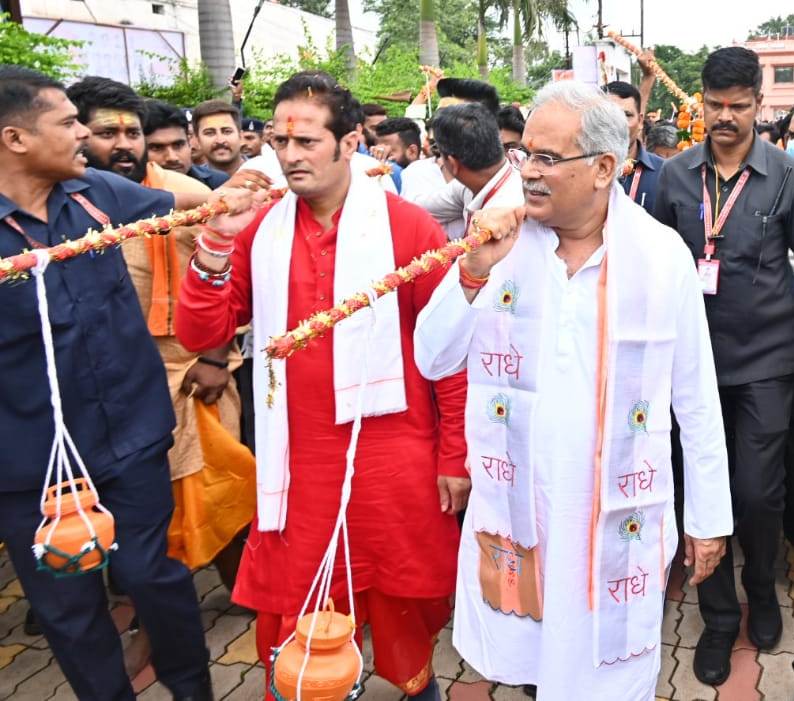 बोल बम के जयकारों के साथ  कांवड़ यात्रा में मुख्यमंत्री भूपेश बघेल और विधायक विकास उपाध्याय हुए शामिल