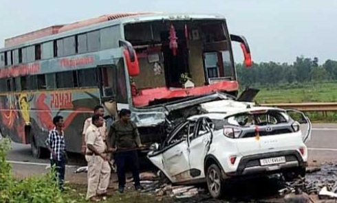 बस ने कार सवार युवकों को लिया चपेट में 5 युवकों की मौत