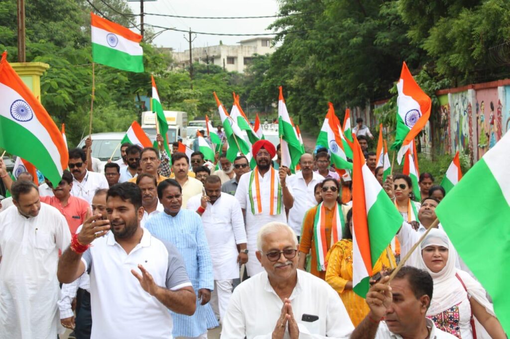 विधायक जुनेजा के अगवाई में विधानसभा स्तरीय पदयात्रा का शुभारंभ शहर अध्यक्ष गिरीश दुबे हुए शामिल