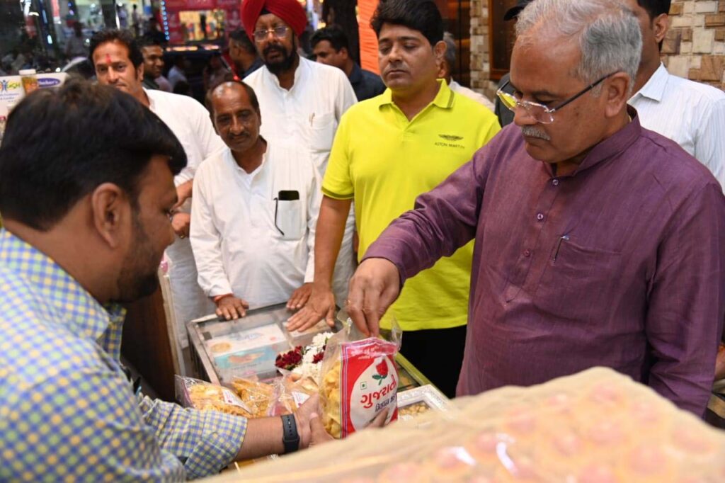 मुख्यमंत्री भूपेश बघेल ने लाखेनगर हिंद स्र्पोंटिंग मैदान में जाकर पटाखा खरीदी