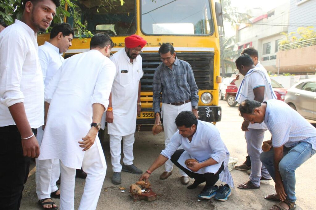 विधायक कुलदीप सिंह जुनेजा एवम महापौर एजाज ढेबर ने किया मदर टेरेसा वार्ड में  सड़क डामरीकरण का भूमिपूजन