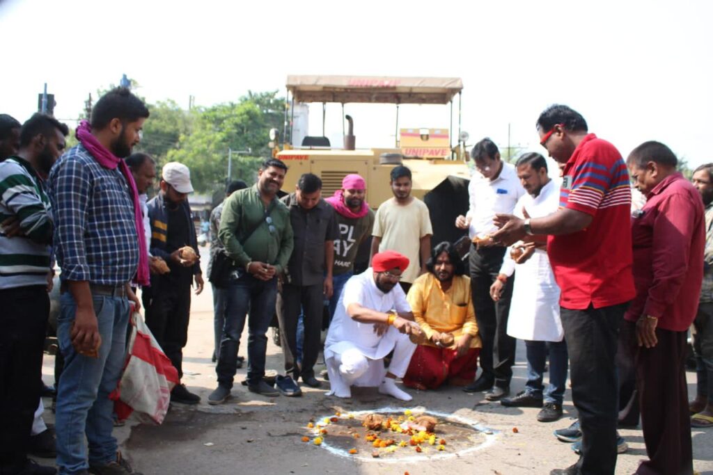 कटोरा तालाब श्याम नगर  से तारु भाई सिंह चौक तक सड़क डामरीकरण का विधायक कुलदीप जुनेजा ने किया भूमिपूजन