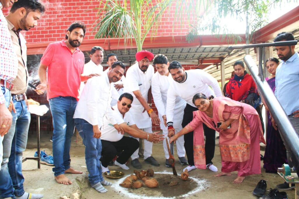 स्वामी आत्मानंद अंग्रेजी माध्यम (बीपी पुजारी) स्कूल में  श्रीफल फोड़कर अतिरिक्त कक्ष निर्माण का भूमिपूजन