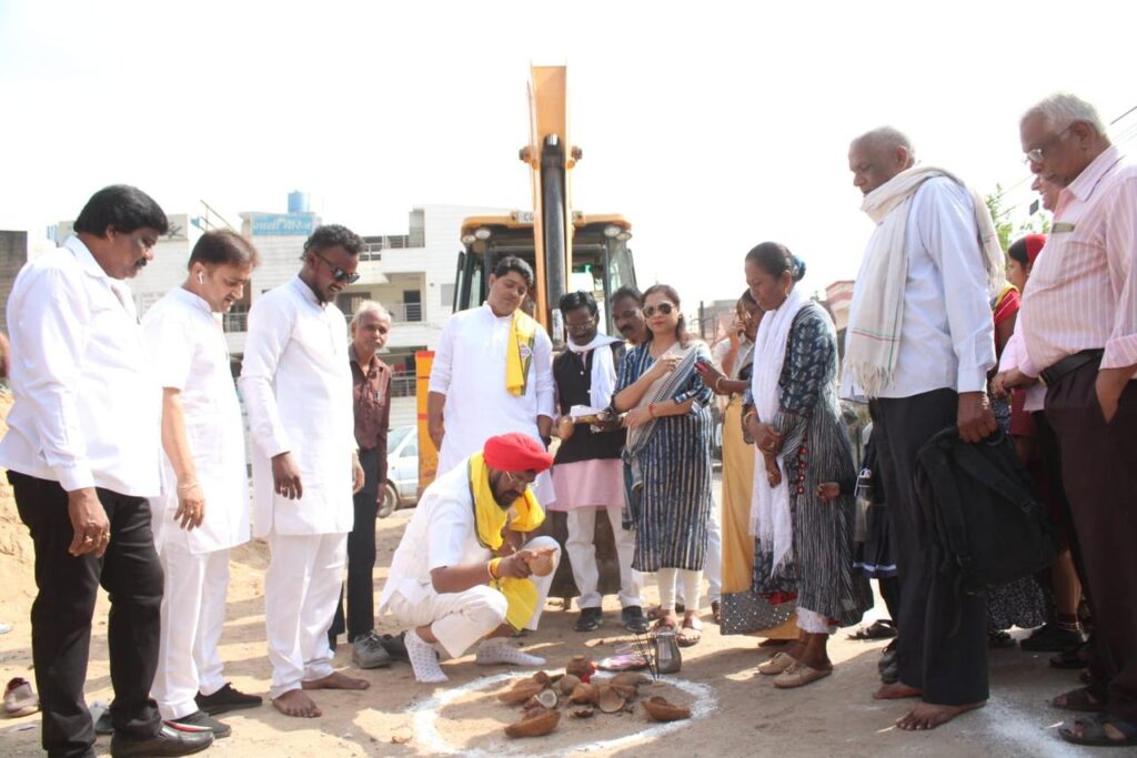 गुरुगोविंद सिंह वार्ड में  सड़क डामरीकरण  का भूमिपूजन