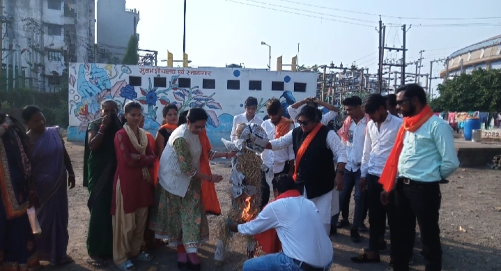 भाजपा प्रवक्ता सुधांशु त्रिवेदी पर कार्यवाही करने पुलिस अधीक्षक को सौंपा ज्ञापन जलाया पुतला