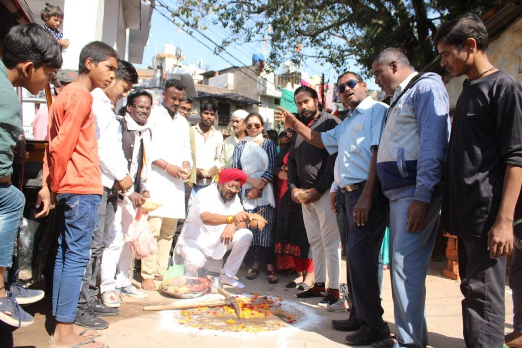 विधायक कुलदीप जुनेजा, पार्षद पुरषोत्तम बेहरा ने किया सड़क निर्माण कार्य का भूमि पूजन