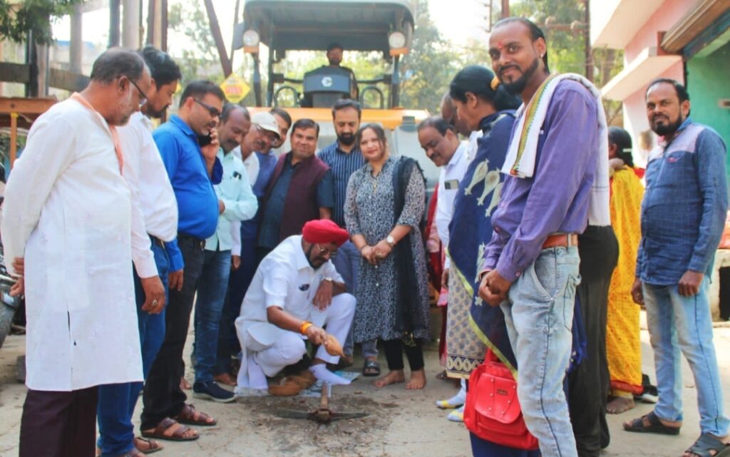 विधायक कुलदीप सिंह जुनेजा एवम पार्षद सीमा संतोष ने किया 25लाख के सड़क डामरीकरण कार्य का भूमिपूजन