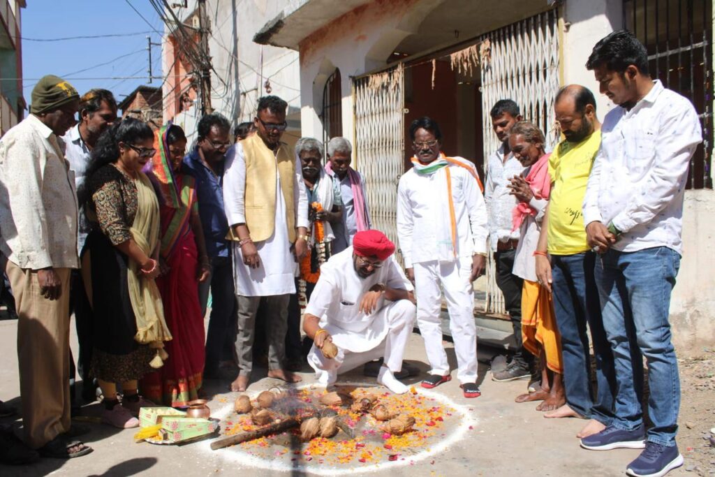 जगन्नाथ नगर में विधायक कुलदीप सिंह जुनेजा एवम पार्षद पुरषोत्तम बेहरा ने आंगनबाड़ी केंद्र निर्माण कार्य का भूमिपूजन किया