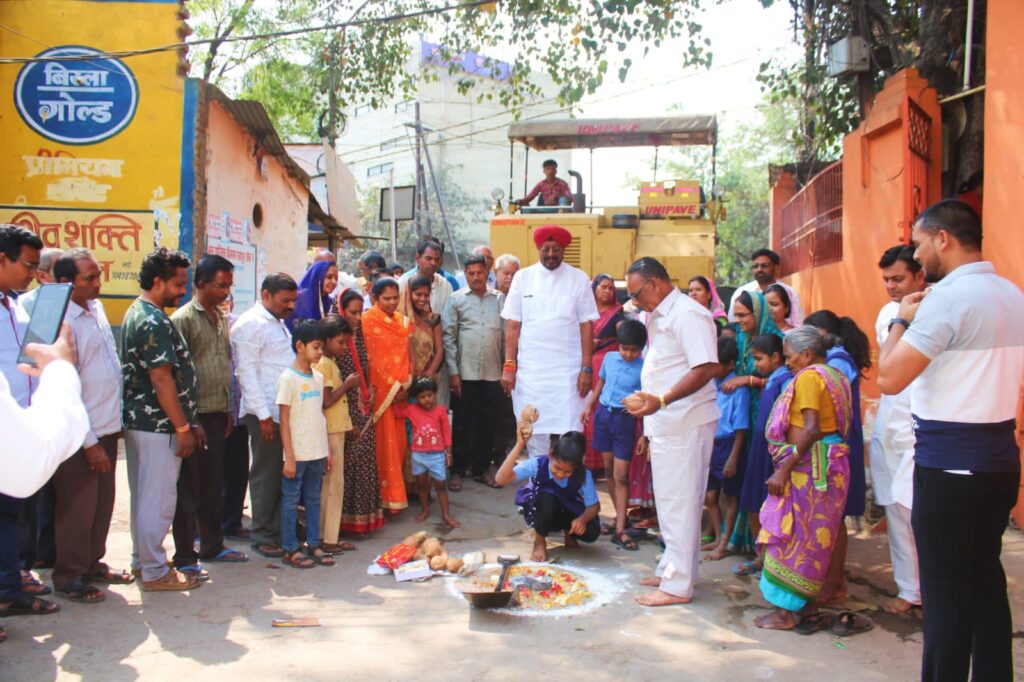 विधायक कुलदीप सिंह एवम पार्षद अमितेश भारद्वाज ने किया 25लाख सड़क डामरीकरण का भूमिपूजन