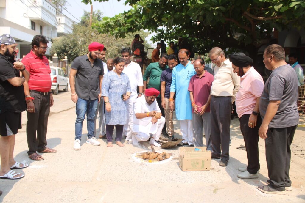 विधायक कुलदीप सिंह जुनेजा ने सेल टैक्स कॉलोनी वालो को दिया 15लाख के सड़क डामरीकरण की सौगात